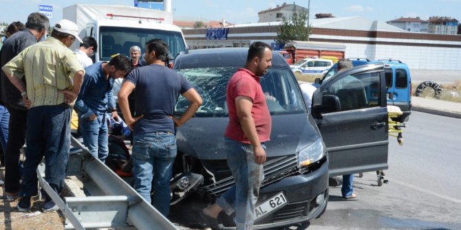 Lastiği patlayan kamyonet kaza yaptı: 4 yaralı