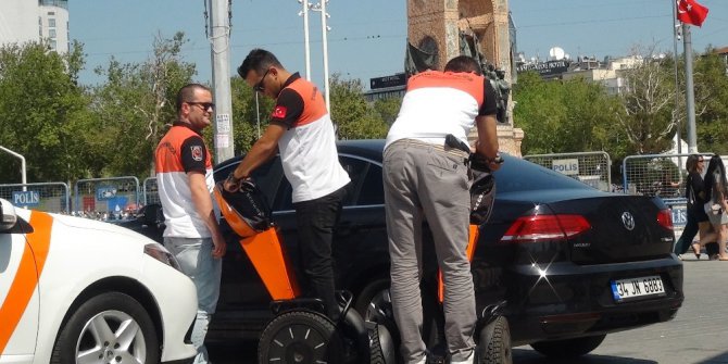 Taksim’de turizm polisi cincır ile görevde