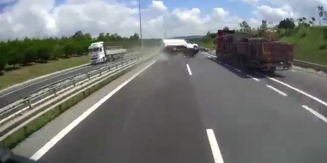 Kamyonetin çarptığı otomobilin takla atma anı kamerada