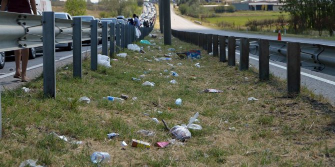 Gurbetçilerin çevreye attığı çöpler tepkilere neden oldu