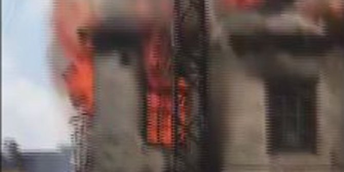 Metruk binada çıkan yangın korkuttu