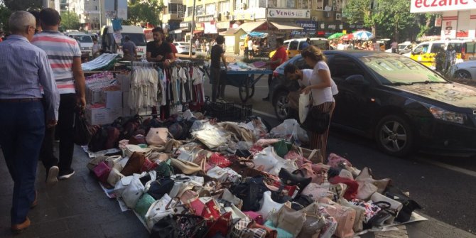 Kaldırımlarda bayram kalabalığı