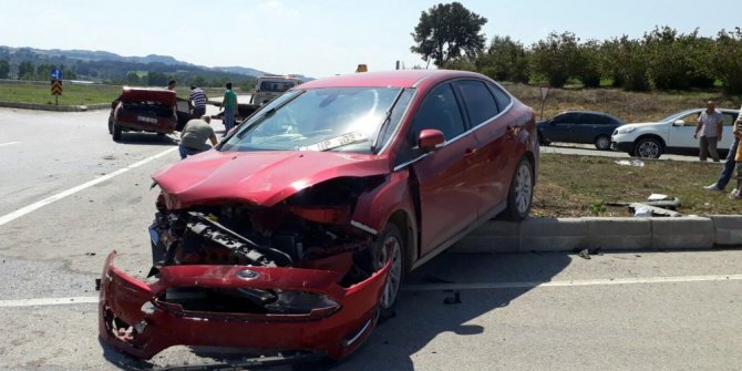 Kavşakta iki otomobil çarpıştı: 4 yaralı