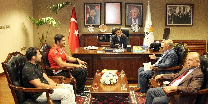 Milli Güreşçi Taha Akgül’den Ak Parti Ankara İl Başkanlığı’na Ziyaret