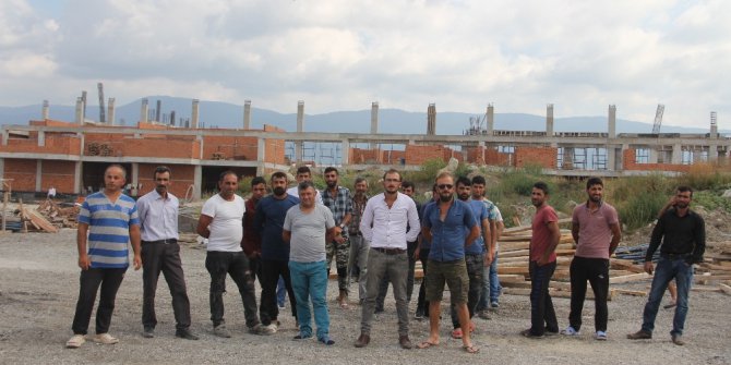 Paralarını alamadıklarını iddia eden işçiler ateş yakarak eylem yaptı