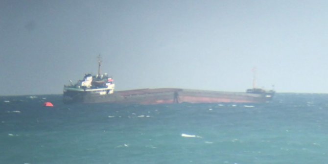 Sarıyer’de ikiye bölünen geminin ön kısmının batma anı kamerada