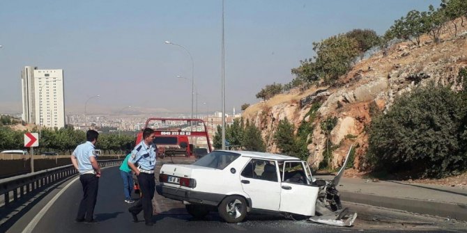 Bariyerlere çarpan otomobildeki kişi yaralandı