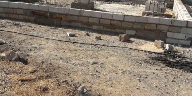 Harabe barakanın yerine yeni bir ev yapılıyor