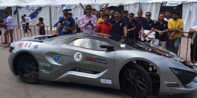 Öğrencilerin ürettiği elektrikli otomobil görücüye çıktı