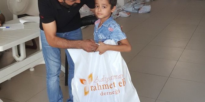 Rahmet Eli Derneği 360 çocuğu sevindirdi