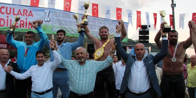 Tekkeköy güreşlerinde başpehlivan İsmail Balaban