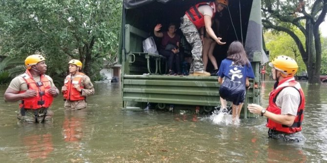 Houston’da mahsur kalan 2 bin kişi kurtarıldı