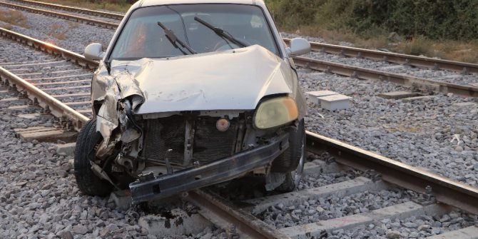 Tren otomobile çarptı, sürücü şans eseri kurtuldu