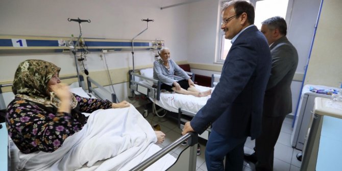 Başbakan Yardımcısı Hakan Çavuşoğlu’ndan hastalara geçmiş olsun ziyareti