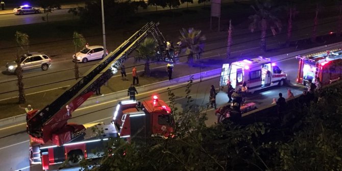 Sulama tankeri tramvay yoluna uçtu: 2 yaralı