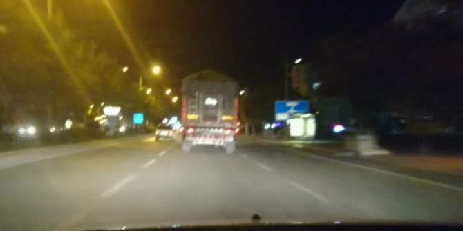 Makas atıp ışık ihlali yapan tır sürücüsü trafiğe tehlikeye düşürdü