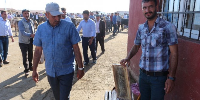 Ağrı’da Köyünde ürettiği balları hayvan pazarında satıyor