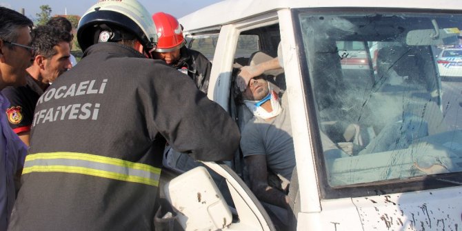 Bariyerlere çarpan minibüste kurtarma operasyonu