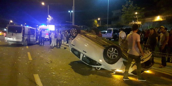 Minibüsün çarptığı park halindeki otomobil takla attı: 2 yaralı