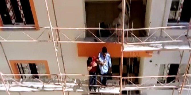 İnşaat işçileri iskele üzerinde halay çekti