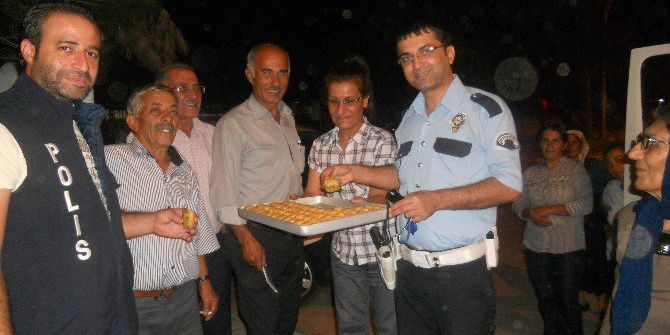Vatandaştan Polise Baklava İkramı