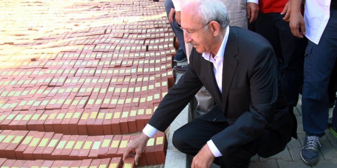 Kılıçdaroğlu, Adalet Anıtı’na tuğla koydu