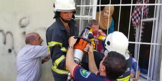 Kafası demir korkuluklara sıkışan minik Rijad’ın yardımına itfaiye yetişti