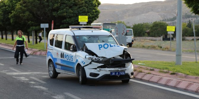 Polis otosu halk otobüsüne çarptı: 2 polis yaralı