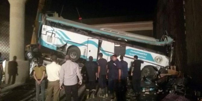 Mısır’da otobüs köprüden uçtu: 14 ölü