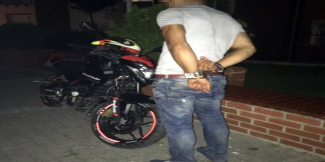 Kelepçeyle ‘şaka’ fotoğrafı çektirmek isterken gasp edildiler