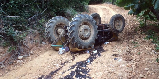 Devrilen traktörünün altında can verdi