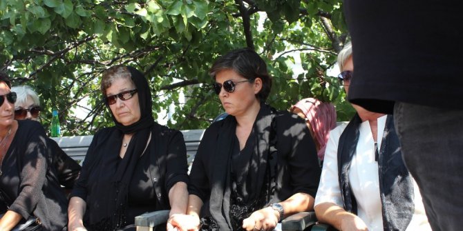 Vatan Şaşmaz’ın cenazesi gözyaşları içerisinde camiye getirildi