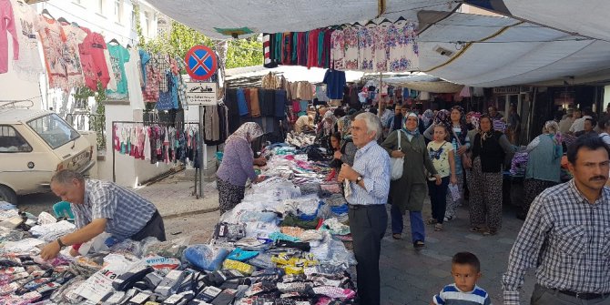 Gördes’te bayram öncesi alışveriş yoğunluğu