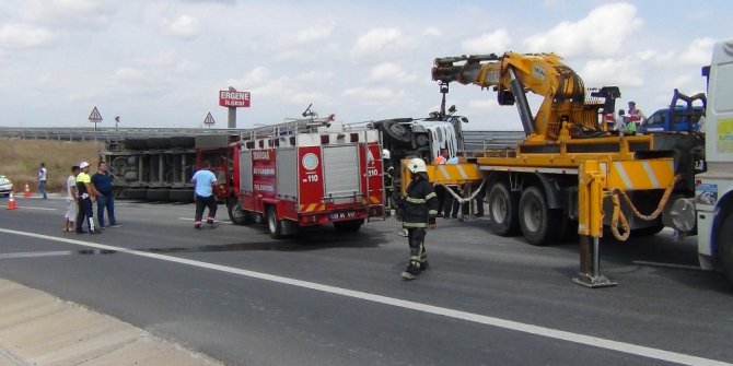 Devrilen tırın şoförü öldü