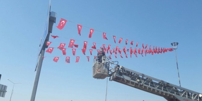 Manisa bayraklarla donatıldı