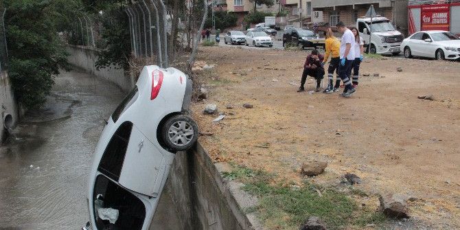 Ataşehir’de Otomobil Dereye Uçtu