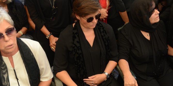 Vatan Şaşmaz’ın eşi Yasemin Adalı tören boyunca karnındaki bebeğini tuttu