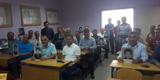 33 yıl aradan sonra aynı sırada yan yana oturdular