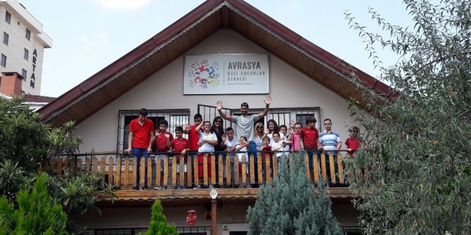 Yasmani Copello Escobar, özel çocuklarla bir araya geldi