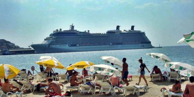 Kuşadası’na 3 gemiyle 3 bin 500 turist geldi