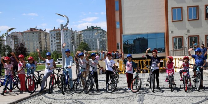 Konya’da 40 gün camiye giden çocuklar bayram hediyelerini aldı