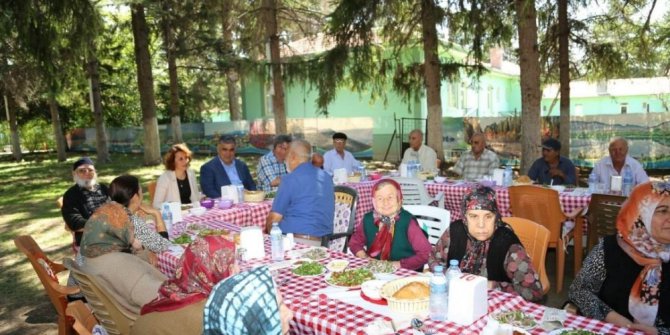 Başkan Özgüven, huzurevi sakinlerini yemekte buluşturdu