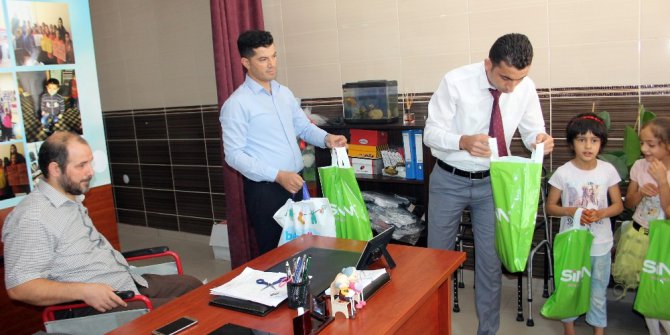 Sosyal medya üzerinden temasa geçti, çocuklar bayramlık elbiseye kavuştu