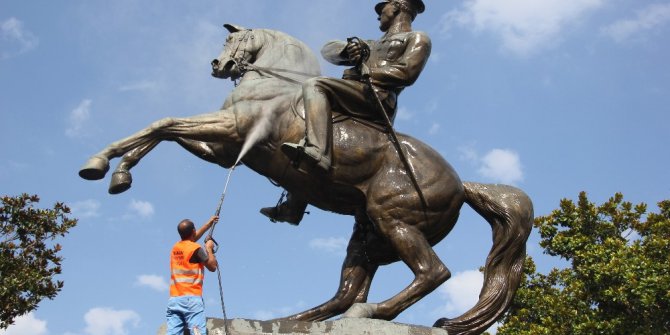 Samsun’da Atatürk Heykeline bayram temizliği