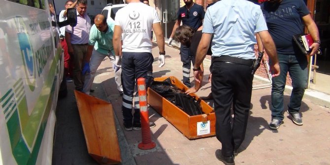 Apartman boşluğunda ölü bulundu