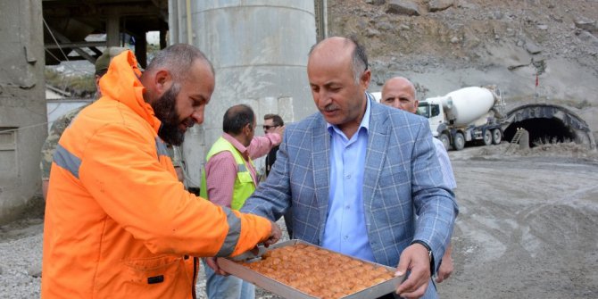 Vali, tünelde çalışan işçilere tatlı ikramında bulundu