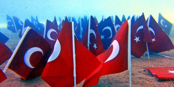 Denizin 30 metre altında, 30 Ağustos Kutlaması