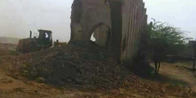 Selefi milisler Yemen’de 700 yıllık türbeleri yıktı