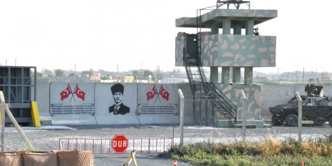 Sınırdaki duvara Türk Bayrakları ve Atatürk portresi çizildi