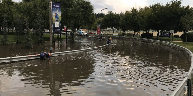 TEM bağlantı yolu adeta göle döndü